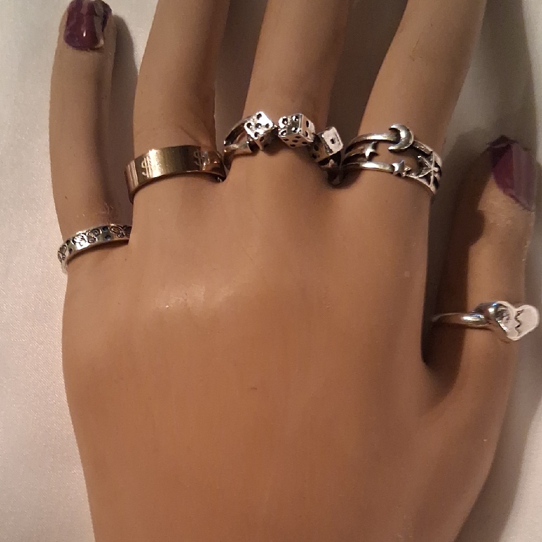Elegant Silver 5 Ring Ring Set 12$